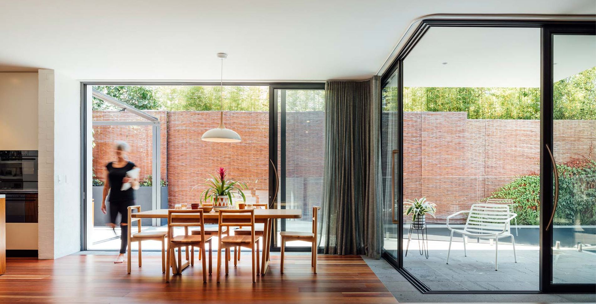 Cửa nhôm tiêu chuẩn Châu Âu kết hợp cùng phụ kiện Cmech – Hệ cửa hiện đại, tiện nghi cho không gian sống_6216f2025550b.jpeg cua nhom tieu chuan chau au ket hop cung phu kien cmech he cua hien dai tien nghi cho khong gian song 6216f20208eba