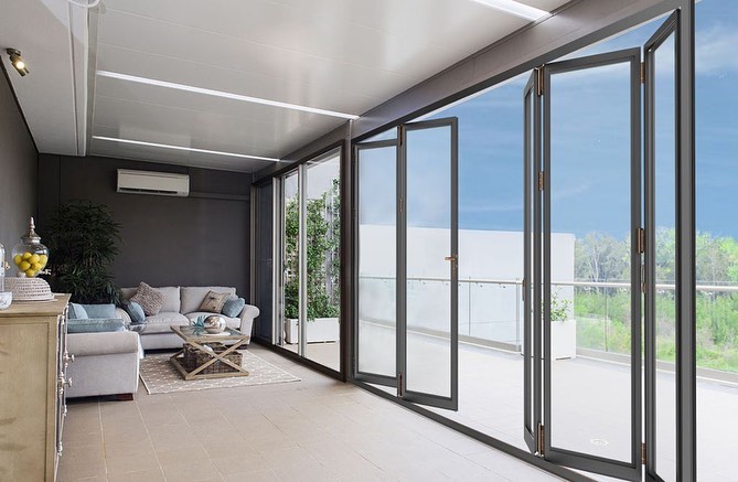 Khám phá những đặc điểm nổi bật của cửa nhôm tiêu chuẩn Châu Âu kết hợp cùng phụ kiện Cmech 1 kham pha nhung dac diem noi bat cua cua nhom tieu chuan chau au ket hop cung phu kien cmech 6216f234f0364